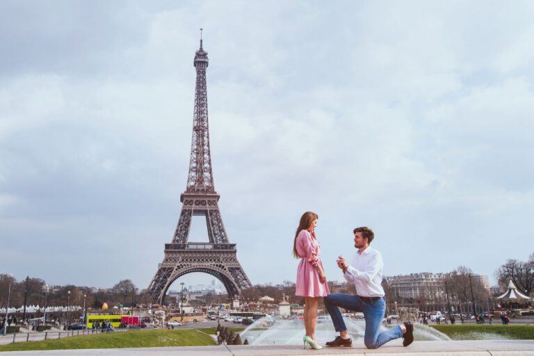 הצעת נישואין בפריז מתחת לאייפל