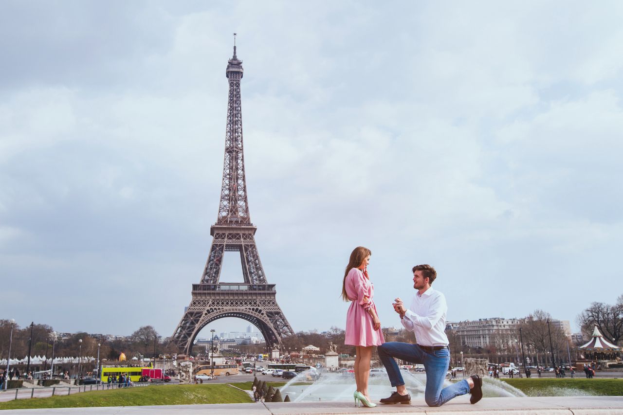 הצעת נישואין בפריז מתחת לאייפל