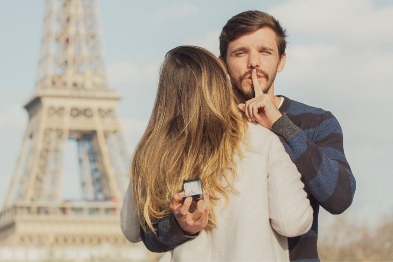 גבר מחזיק טבעת ביד באירוע הצעת נישואין בפריז