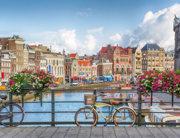 המראה המלבב של בירת הולנד המקום המושלם עבור הצעת נישואין באמסטרדם